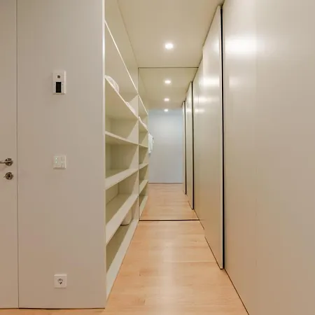 Hostwise - Grand W/ Pool, Garden & Garage * Porto