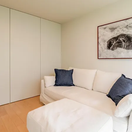 Hostwise - Grand W/ Pool, Garden & Garage Holiday home *