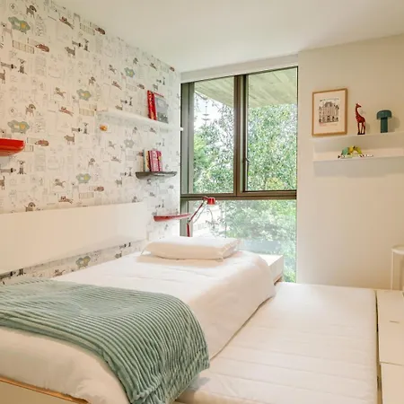Holiday home Hostwise - Grand W/ Pool, Garden & Garage